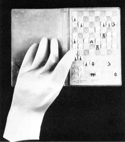 Marcel Duchamp   - jeu  d'échecs  de poche  avec  gant en caoutchouc      1944