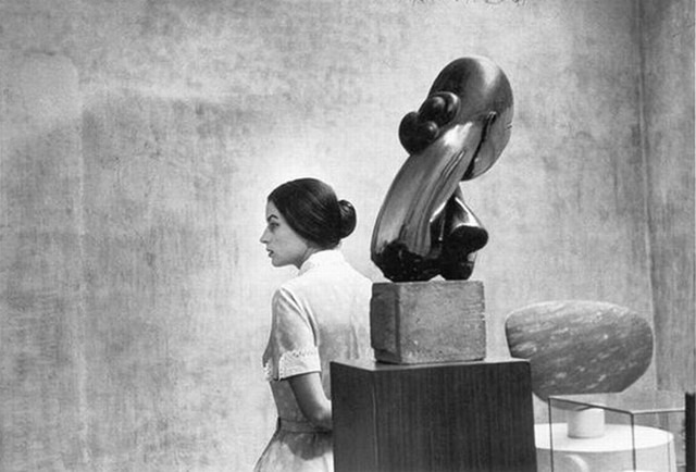 Photo:  Eve  Arnold : photo: Eve Arnold  :Silvana Mangano avec Brancusi au MOMA , en1956